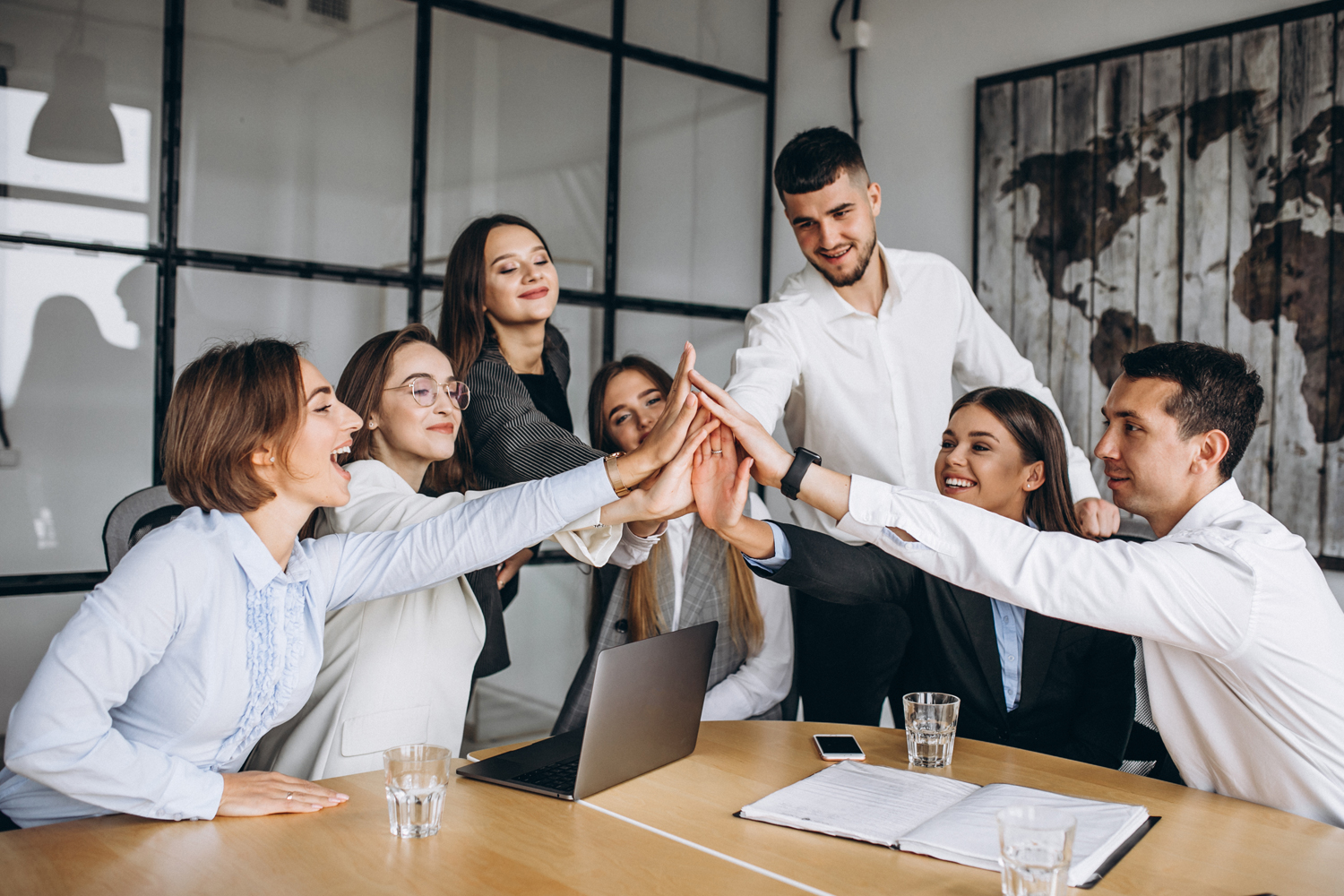 Persone al lavoro con AI